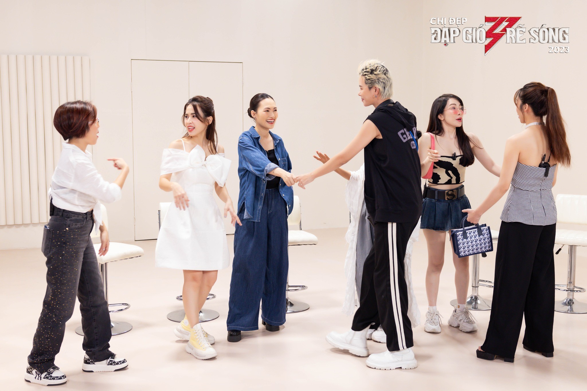 Chị Đẹp Đạp Gió Rẽ Sóng công 5: Thanh Ngọc mang lửa lên sân khấu, Quỳnh Nga mạo hiểm đu vòng - Ảnh 1