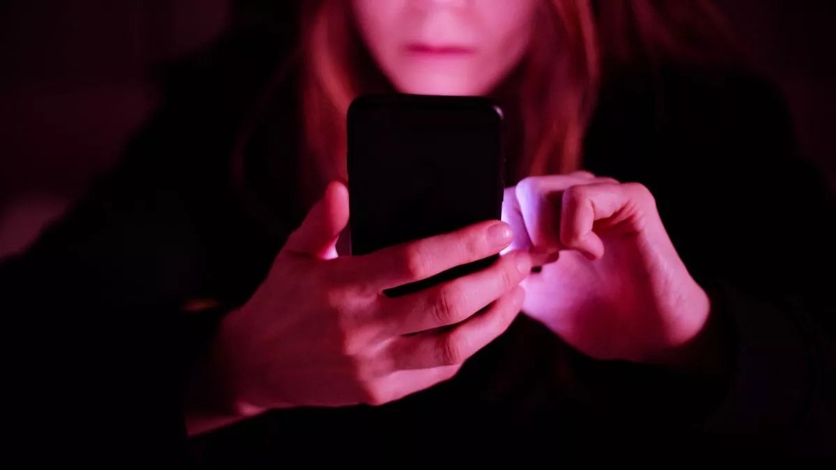 Thói quen sử dụng điện thoại có thể đang 'giết chết' bộ não của bạn. Ảnh: Getty