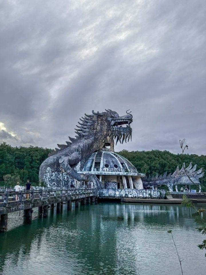 'Linh vật' rồng năm nay của Huế đã tồn tại cách đây hơn 20 năm. Dù bị bỏ hoang từ lâu nhưng kỳ lạ, Công viên nước hồ Thủy Tiên lại là điểm đến rất được chú ý và báo chí quốc tế ca ngợi bởi khung cảnh hoang tàn, kỳ bí. Đây từ lâu đã được biết đến qua ống kính của các du khách thích khám phá, trải nghiệm bởi nét đẹp cổ kính, ma mị và huyền bí của mảnh đất Cố đô Huế.