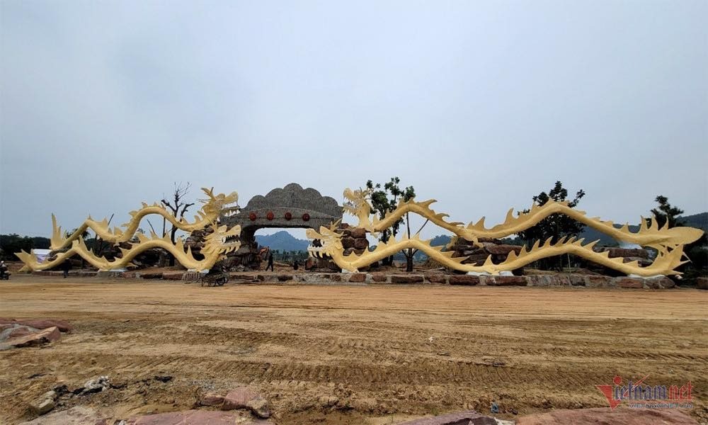 Trong khi đa số các linh vật rồng khác đều được khen nức nở thì linh vật rồng tại Quảng Xương, Thanh Hóa bị chê tơi bời vì quá gầy.