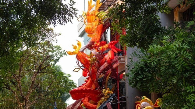 Tại Hà Nội, trên phố Hàng Mã, một gia đình đã trưng bày linh vật rồng khiến người dân đi qua vô cùng thích thú. Linh vật rồng này được thiết kế khá tinh xảo, đẹp mắt, cao khoảng 10m. Nhiều du khách thích thú đứng chụp ảnh linh vật rồng tại phố Hàng Mã khiến nơi đây lúc nào cũng nhộn nhịp, đặc biệt trong những ngày cận Tết.