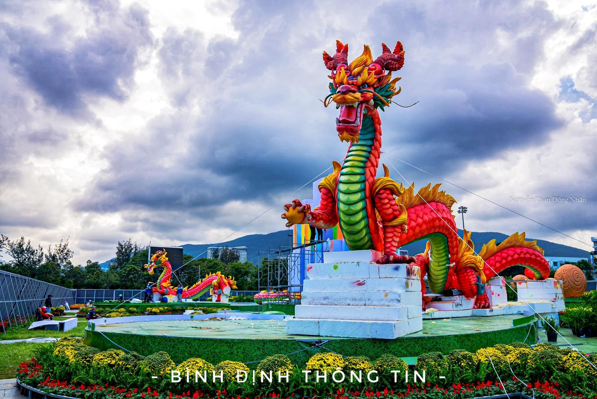 Theo UBND Bình Định, linh vật được thiết kế với chủ đề Tự hào truyền thống Cha Rồng - Mẹ Tiên, lấy cảm hứng từ truyền thuyết dân gian Việt Nam về Lạc Long Quân và Âu Cơ. Câu chuyện về trăm trứng nở trăm con như một biểu tượng của sự phồn thịnh và niềm tự hào về nòi giống Tiên Rồng, đồng thời tôn vinh truyền thống lịch sử và văn hóa của dân tộc, thể hiện khát vọng vươn lên của đất nước. 