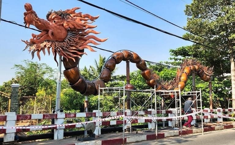 Các nghệ nhân ở Bình Dương đã tạo ra linh vật rồng từ hàng chục chiếc lu, đúng chất 'độc lạ Bình Dương'.