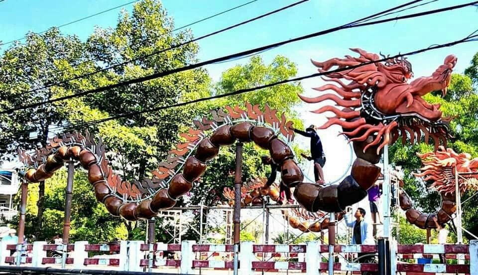 Hai linh vật rồng được đặt trên cầu Bà Sảng, đường Hồ Văn Cống, phườngTương Bình Hiệp. Mỗi con rồng có chiều dài 29m, mình rồng được lắp ghép từ 40 chiếc lu sành lớn nhỏ khác nhau, riêng đầu rồng thực hiện từ chất liệu composite. Người thực hiện 2 linh vật rồng này là anh Nguyễn Minh Thuận, nguyên Phó Bí thư Phường đoàn Tương Bình Hiệp.