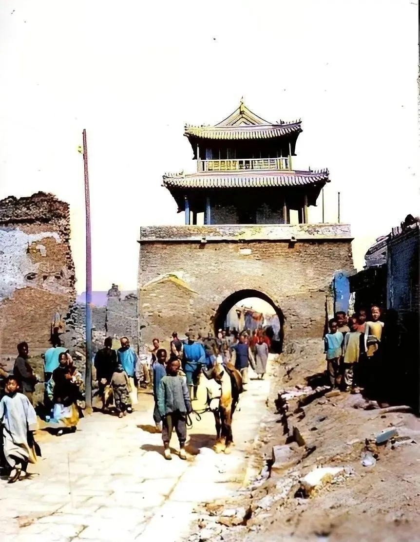 Thời nhà Thanh không có trung tâm mua sắm hay siêu thị, người dân mua sắm nhu yếu phẩm hàng ngày trên các con phố gần cổng thành. Thời đó không có ô tô và việc thanh toán di động càng trở nên bất khả thi.