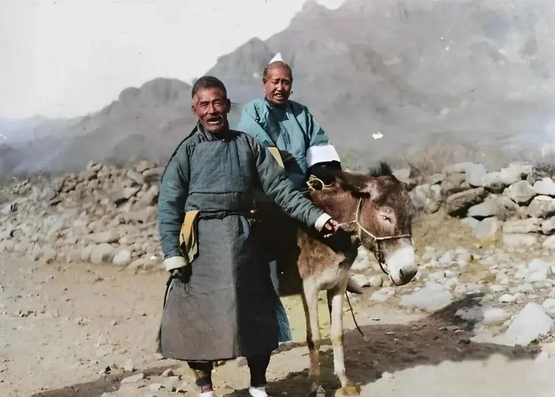 Người thời nhà Thanh không có ô tô riêng, người giàu đi bằng kiệu, còn người bình thường phải cưỡi lừa. Đây là một cặp vợ chồng nhà quê đang cưỡi lừa.