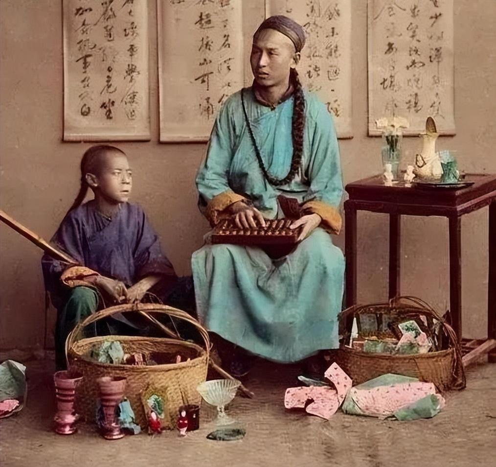 Một thầy bói thời nhà Thanh mặc quần áo sang trọng hơn để làm ăn thuận lợi hơn. Vào giai đoạn Thanh mạt, con người không thể đoán trước được số mệnh của mình nên thường tìm đến thầy bói để xem bói.