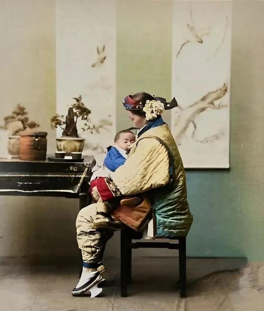 Một phụ nữ trẻ và xinh đẹp thời nhà Thanh đang cho con bú. Đánh giá về đồ đạc trong nhà, cô gả vào một gia đình giàu nhưng quần áo rất mộc mạc.