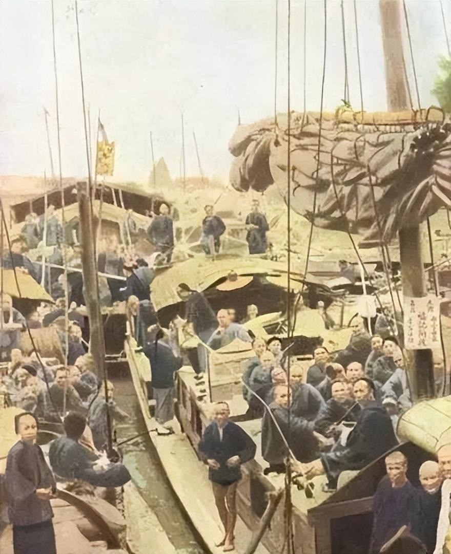 Vào cuối thời nhà Thanh, một con tàu chở hàng ở Quảng Đông chở đầy thợ đóng tàu đang vận chuyển hàng hóa. Họ làm việc vất vả suốt ngày để cả gia đình có đủ cơm ăn áo mặc.