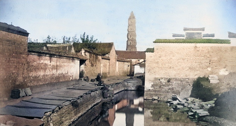 Người dân thời nhà Thanh không có nhà cao tầng nhưng cuộc sống của họ ở ven sông cũng không tệ. Đường sá khá sạch sẽ.