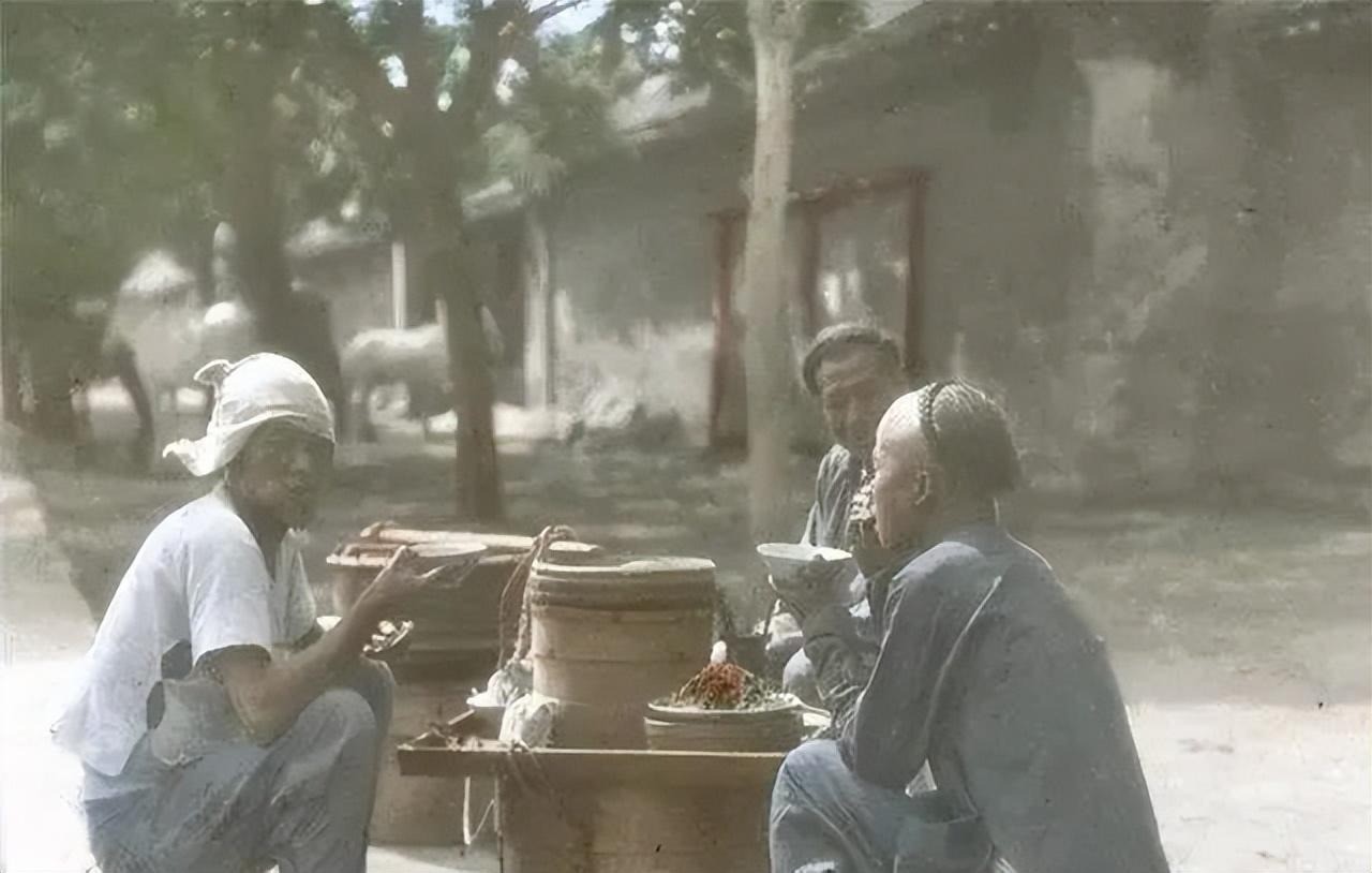 Hầu hết mọi người ở thời nhà Thanh không có đủ khả năng để sống trong nhà trọ hoặc ăn ở nhà hàng, vì vậy họ chỉ có thể ăn trưa trên phố.