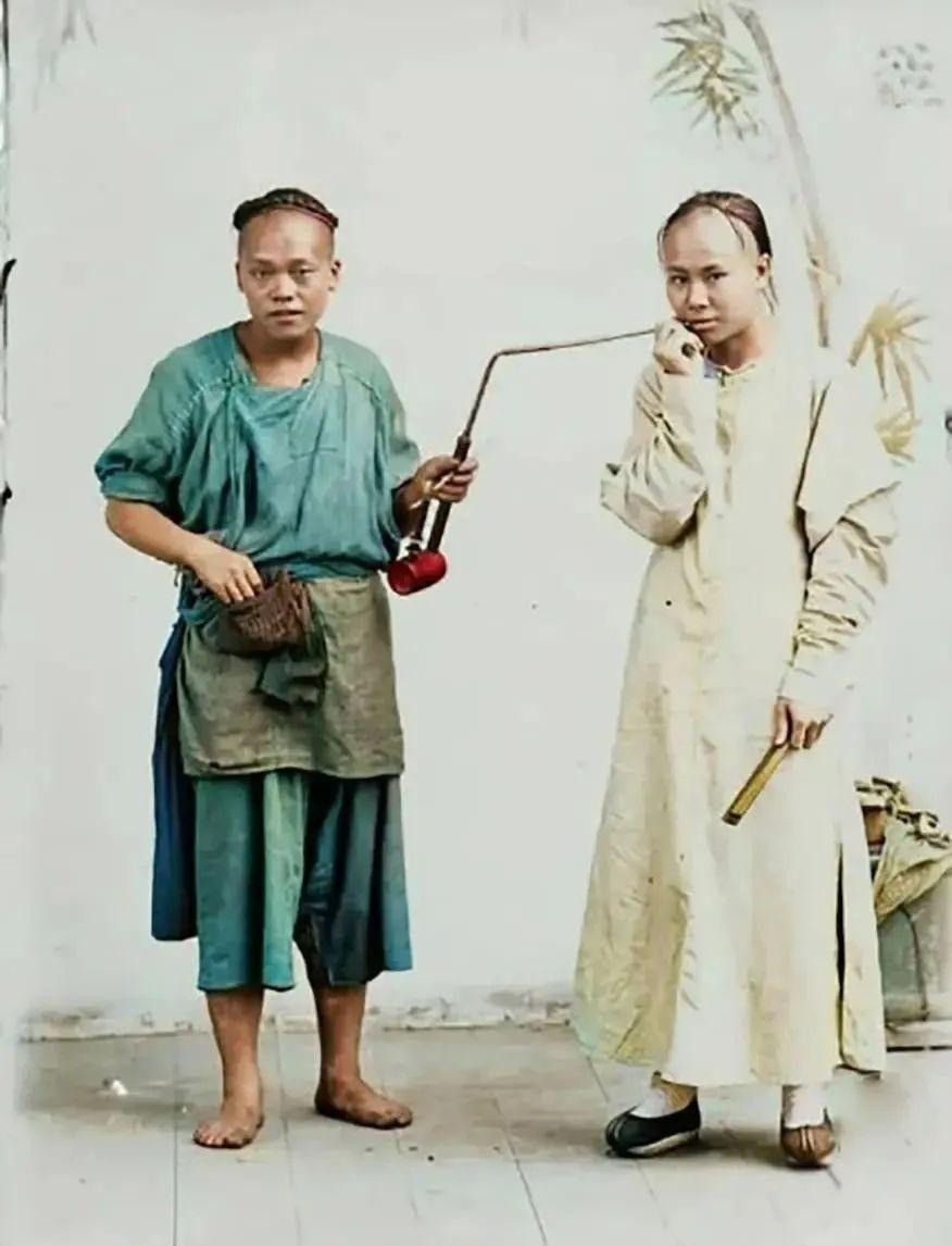 Hai người đến từ thời nhà Thanh với thân phận khác nhau, một người đi chân đất, ăn mặc rách rưới và thậm chí không có tiền mua giày. Người đi giày trông có văn hóa và trang phục sang trọng.