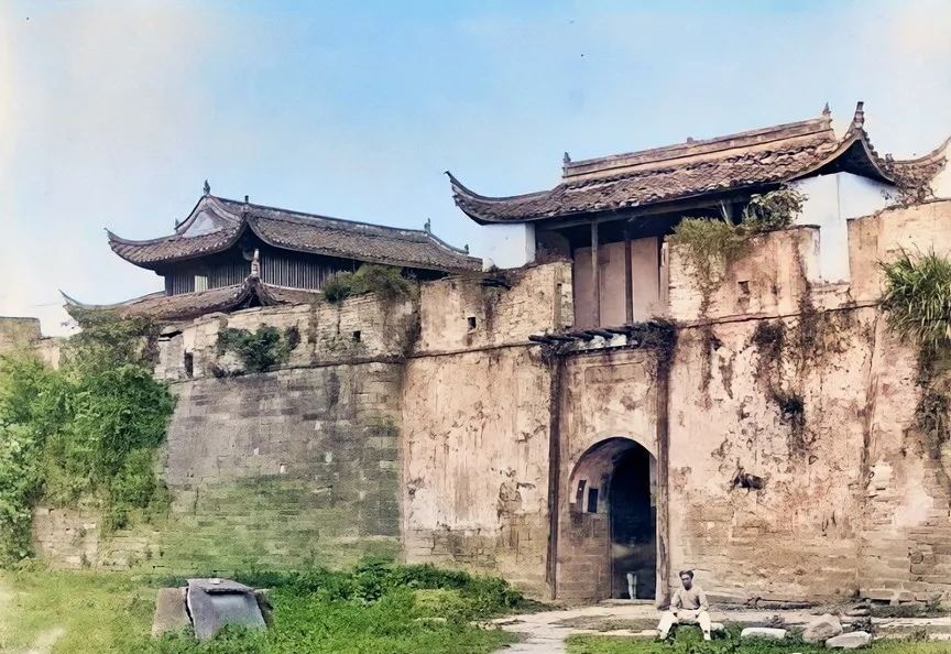 Đây là ngôi nhà thực sự của nhà Thanh, không tráng lệ như Tử Cấm Thành, đừng bị phim truyền hình đánh lừa. Nhiều nhà trong số này dã hàng trăm năm tuổi và tương đối chắc chắn, bền bỉ.