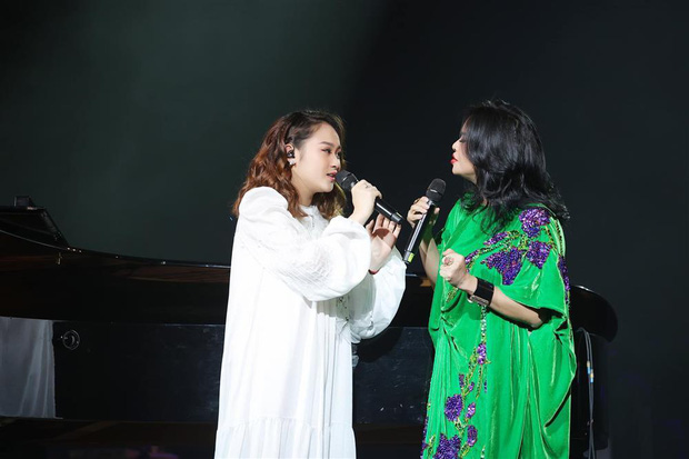 Thiện Thanh cũng diện một chiếc đầm khá rộng tại liveshow của mẹ. Ảnh FBNV Thiện Thanh cũng diện một chiếc đầm khá rộng tại liveshow của mẹ. Ảnh FBNV