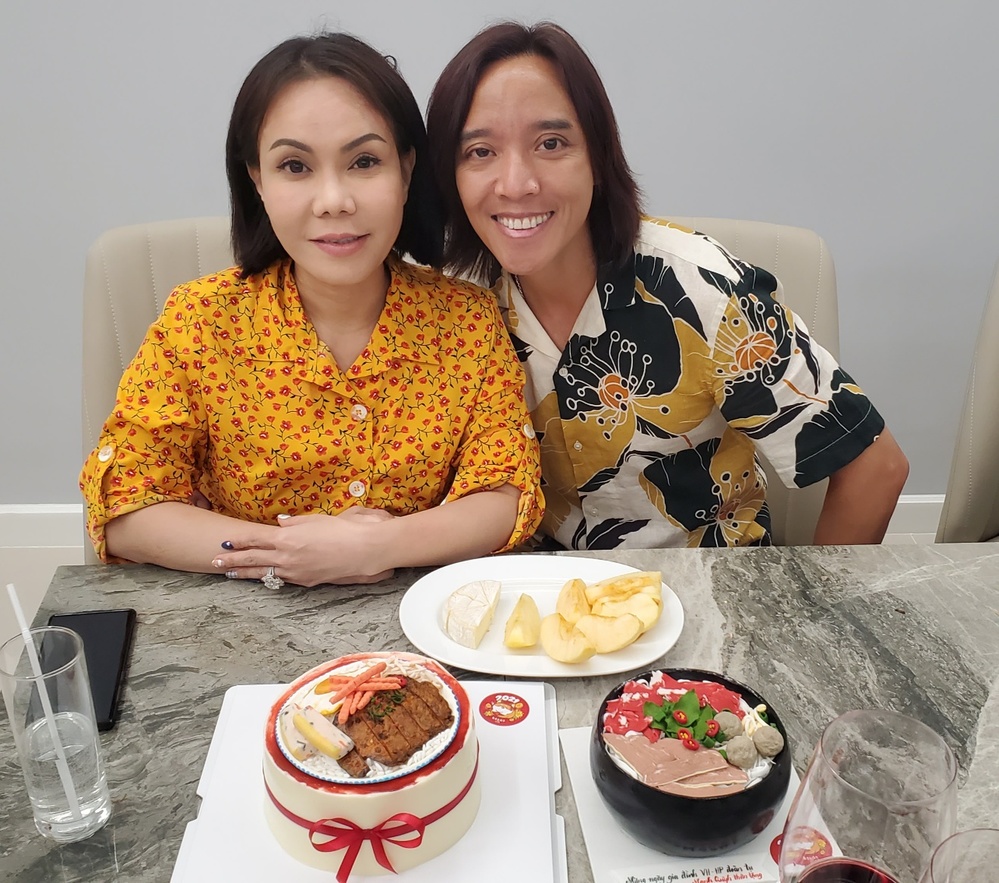 Việt Hương và chồng bên nhau hạnh phúc. Việt Hương và chồng bên nhau hạnh phúc.