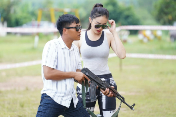 Kỳ Duyên cực ngầu bên cạnh mũi trưởng Long Kỳ Duyên cực ngầu bên cạnh mũi trưởng Long