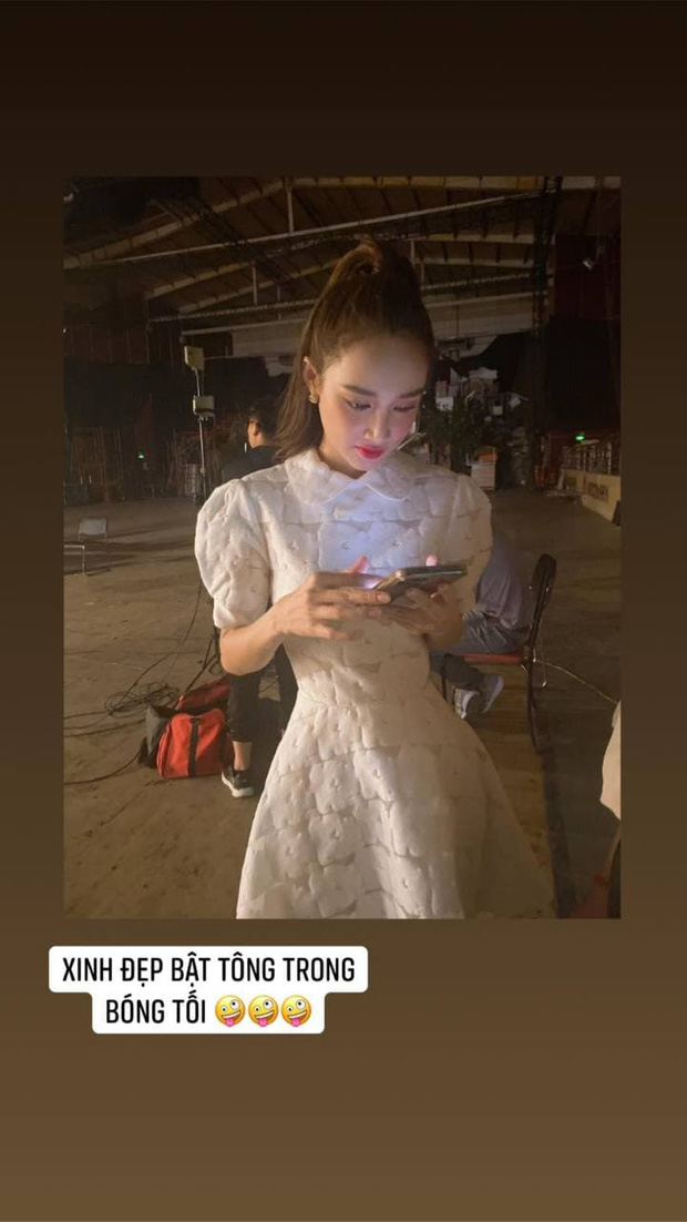 Vòng eo tưởng như đo được bằng gang tay của Nhã phương Vòng eo tưởng như đo được bằng gang tay của Nhã phương
