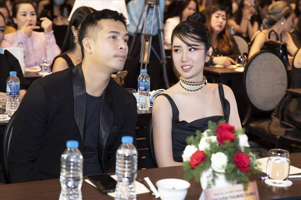 Trương Thế Vinh - Thúy Ngân luôn sánh đôi trong các sự kiện