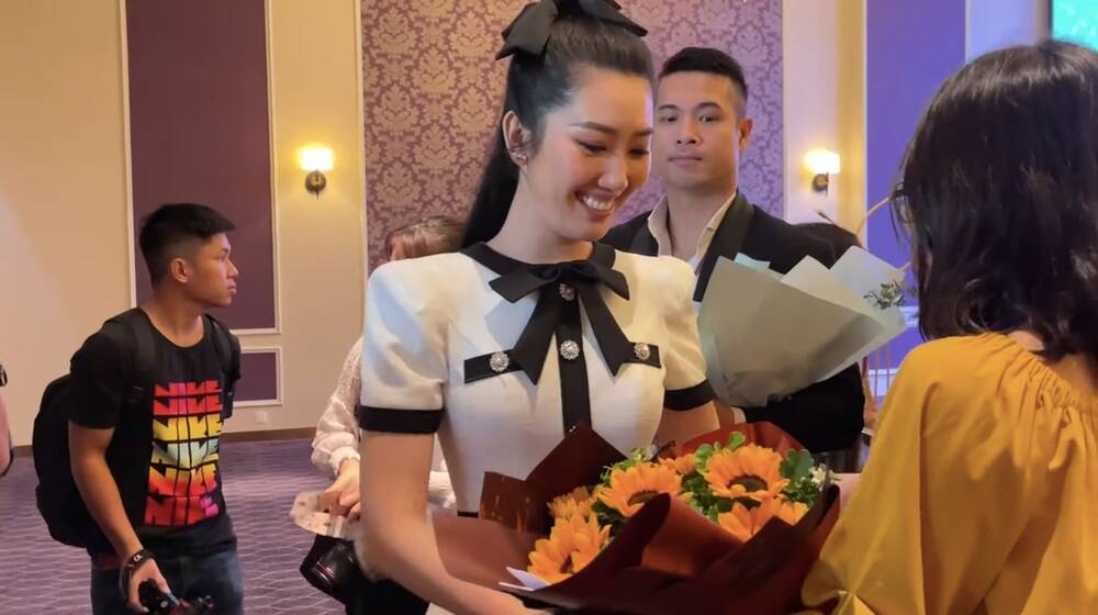 Trương Thế Vinh luôn đi sau hộ tống cô nàng