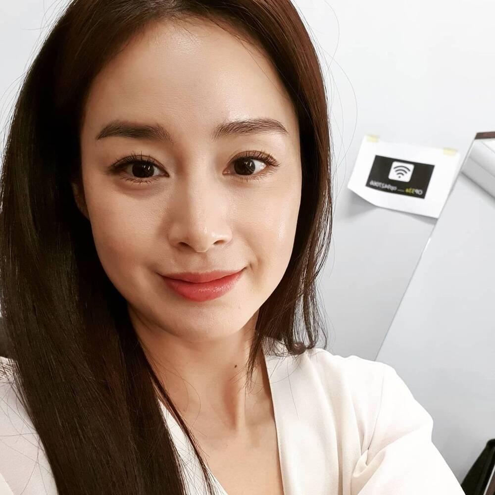 Ảnh cận mặt đã phô ra những dấu hiệu lão hóa trên gương mặt nữ diễn viên như nếp nhăn và bọng mắt, làn da kém săn chắc, chảy xệ Ảnh cận mặt đã phô ra những dấu hiệu lão hóa trên gương mặt nữ diễn viên như nếp nhăn và bọng mắt, làn da kém săn chắc, chảy xệ
