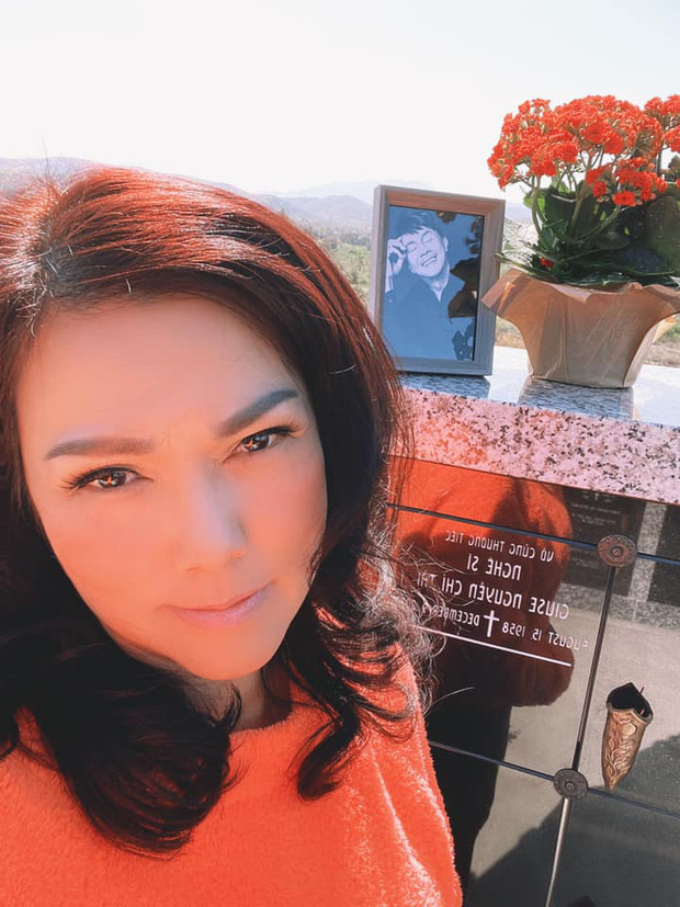 Ca sĩ Phương Loan tới viếng thăm cố NS Chí Tài Ca sĩ Phương Loan tới viếng thăm cố NS Chí Tài