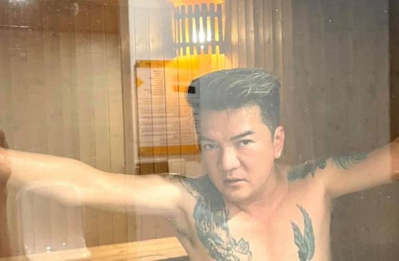 Mr Đàm để lộ xăm hình rồng và cánh chim. Được biết, trước đây anh mới chỉ xăm hình rồng và cánh chim. Thời gian trở lại đây nam ca sĩ đã bổ sung thêm vào 'khu vườn' của mình hình xăm phượng đẹp mắt. Mr Đàm để lộ xăm hình rồng và cánh chim. Được biết, trước đây anh mới chỉ xăm hình rồng và cánh chim. Thời gian trở lại đây nam ca sĩ đã bổ sung thêm vào 'khu vườn' của mình hình xăm phượng đẹp mắt.