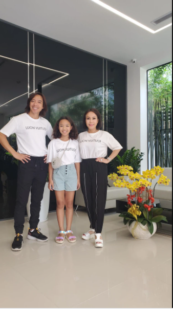 Chiếc áo in dòng chữ 'Luôn vui tươi', khiến netizen suýt nhầm thành đồ hiệu Chiếc áo in dòng chữ 'Luôn vui tươi', khiến netizen suýt nhầm thành đồ hiệu