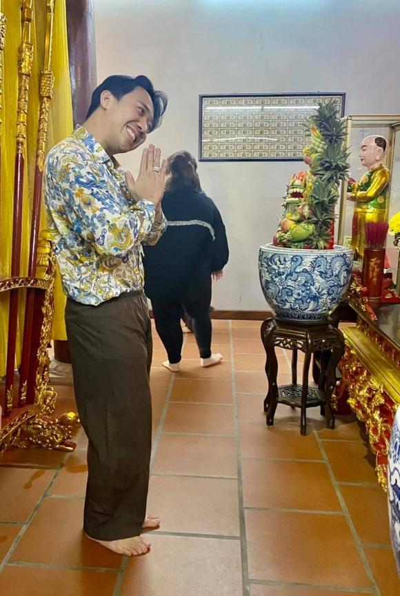 Trấn Thành biến chiếc quần cộc thành quần dài để cúng tổ Trấn Thành biến chiếc quần cộc thành quần dài để cúng tổ
