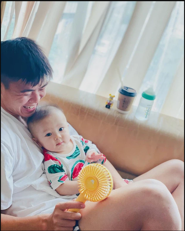 Duy Mạnh đăng ảnh bên cạnh con trai Duy Mạnh đăng ảnh bên cạnh con trai