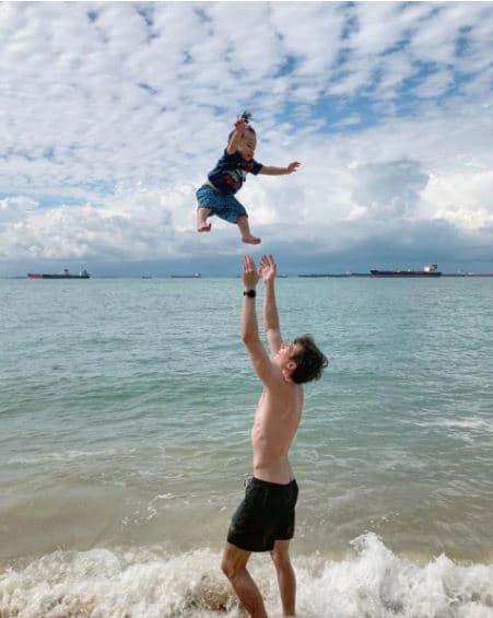 Bức ảnh tung con lên cao khiến khán giả thót tim Bức ảnh tung con lên cao khiến khán giả thót tim