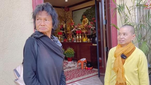 Kim Ngân thần trí vẫn chưa ổn định khi liên tục hỏi và hát líu lo. Ngay sau đó, Thuý Nga động viên đàn chị: 'Chị Kim Ngân, chị ở đây nhé. Đừng đi ngủ ngoài đường nữa. Nhớ tối về phòng mới của mình để ngủ chị nha'. Kim Ngân thần trí vẫn chưa ổn định khi liên tục hỏi và hát líu lo. Ngay sau đó, Thuý Nga động viên đàn chị: 'Chị Kim Ngân, chị ở đây nhé. Đừng đi ngủ ngoài đường nữa. Nhớ tối về phòng mới của mình để ngủ chị nha'.