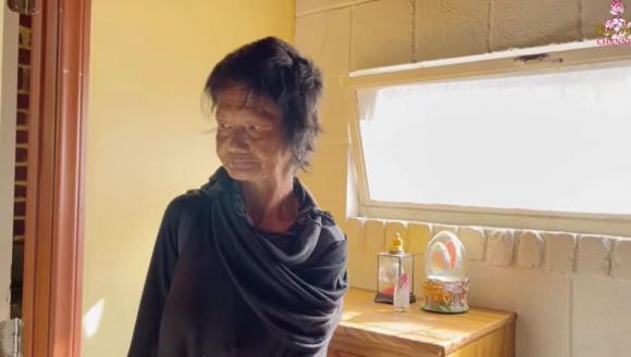 Kim Ngâ quan sát nơi ở mới của mình. Trong clip Thúy Nga hỏi: 'Kim Ngân ơi, chị có thích nơi ở mới này không?', nữ ca sĩ lập tức đáp: 'Được mà, Kim Ngân sẽ ở đây rồi phụ mọi người làm việc nhẹ nhàng ngày 3 tiếng để có cà phê uống'. Kim Ngâ quan sát nơi ở mới của mình. Trong clip Thúy Nga hỏi: 'Kim Ngân ơi, chị có thích nơi ở mới này không?', nữ ca sĩ lập tức đáp: 'Được mà, Kim Ngân sẽ ở đây rồi phụ mọi người làm việc nhẹ nhàng ngày 3 tiếng để có cà phê uống'.