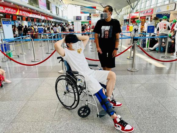 Sau cú ngã, Karik phải ngồi xe lăn Sau cú ngã, Karik phải ngồi xe lăn