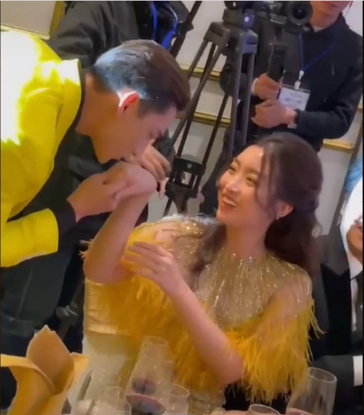 Isaac hôn tay Đỗ Mỹ Linh Isaac hôn tay Đỗ Mỹ Linh