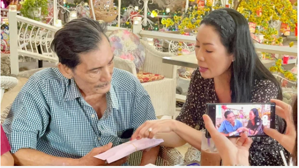 Trịnh Kim CHi đưa tận tay NS Thương Tín số tiền các mạnh thường quân ủng hộ Trịnh Kim CHi đưa tận tay NS Thương Tín số tiền các mạnh thường quân ủng hộ