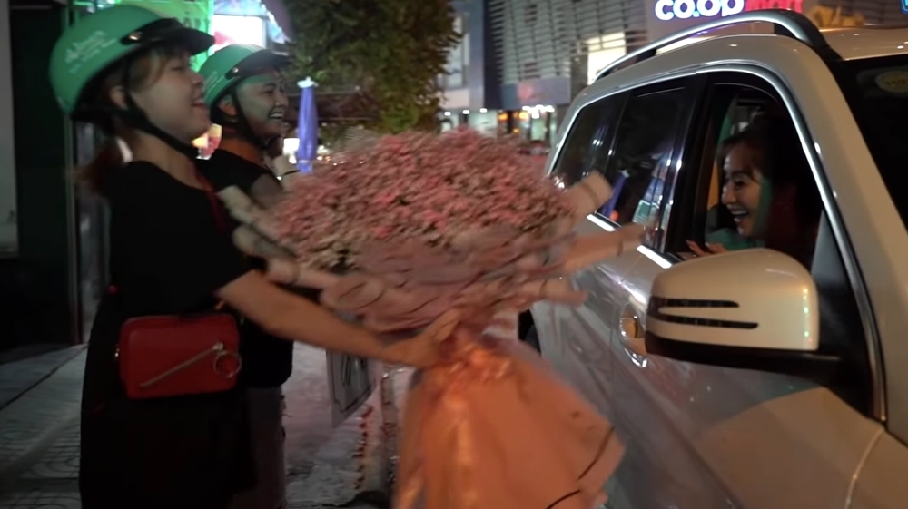 Cô được tặng rất nhiều hoa và quà Cô được tặng rất nhiều hoa và quà