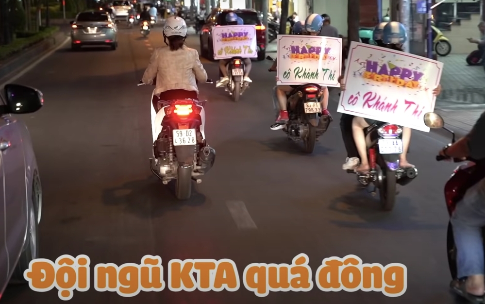 Học trò tạo sự bất ngờ cho Khánh Thi Học trò tạo sự bất ngờ cho Khánh Thi