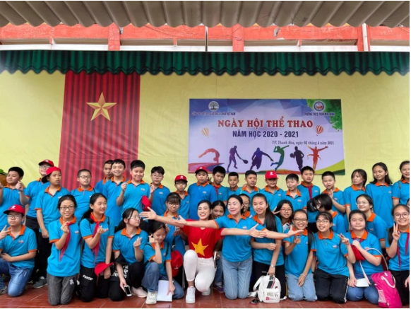 Đỗ Thi Hà chụp ảnh cùng các em học sinh. Ảnh Tri thức trẻ Đỗ Thi Hà chụp ảnh cùng các em học sinh. Ảnh Tri thức trẻ