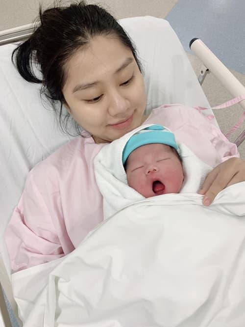Xuân Phúc và vợ vui mừng đón bé đầu lòng sau 2 năm chạy chữa hiếm muộn Xuân Phúc và vợ vui mừng đón bé đầu lòng sau 2 năm chạy chữa hiếm muộn