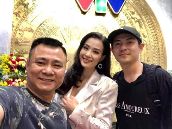 NSND Tự Long chụp ảnh cùng vợ chồng Đông Nhi - ÔNg Cao Thắng. Ảnh FBNV NSND Tự Long chụp ảnh cùng vợ chồng Đông Nhi - ÔNg Cao Thắng. Ảnh FBNV