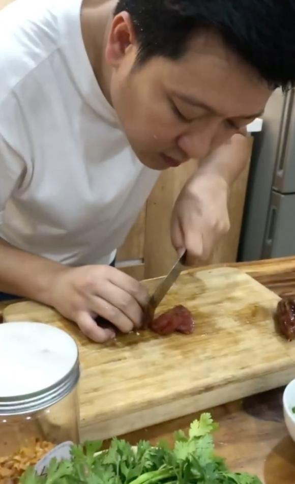 Mười Khó tỉ mẩn làm đồ ăn cho bà xã Mười Khó tỉ mẩn làm đồ ăn cho bà xã