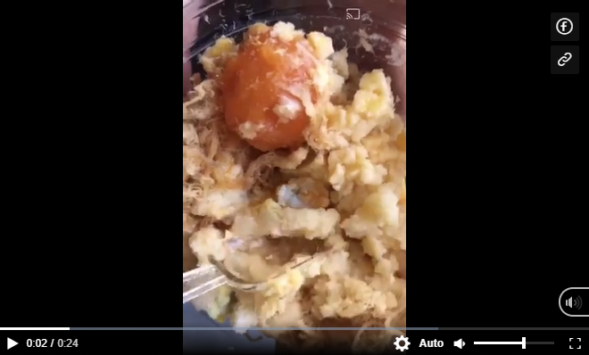 Bị cửa hàng đồ ăn giao bánh mốc, cô gái đăng đàn bức xúc - Ảnh 1