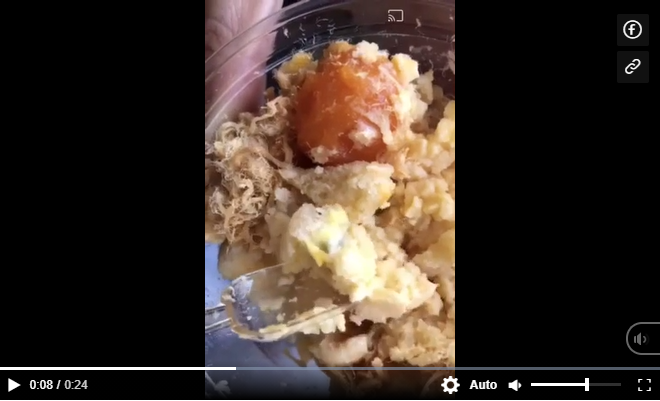 Bánh bông lan trứng muối bị mốc xanh. Ảnh chụp màn hình