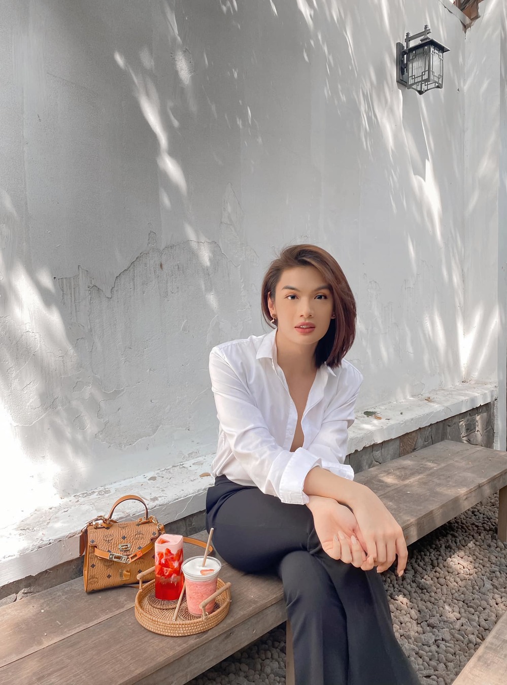 Cử chỉ hành động của nam ca sĩ cũng vô cùng dịu dàng