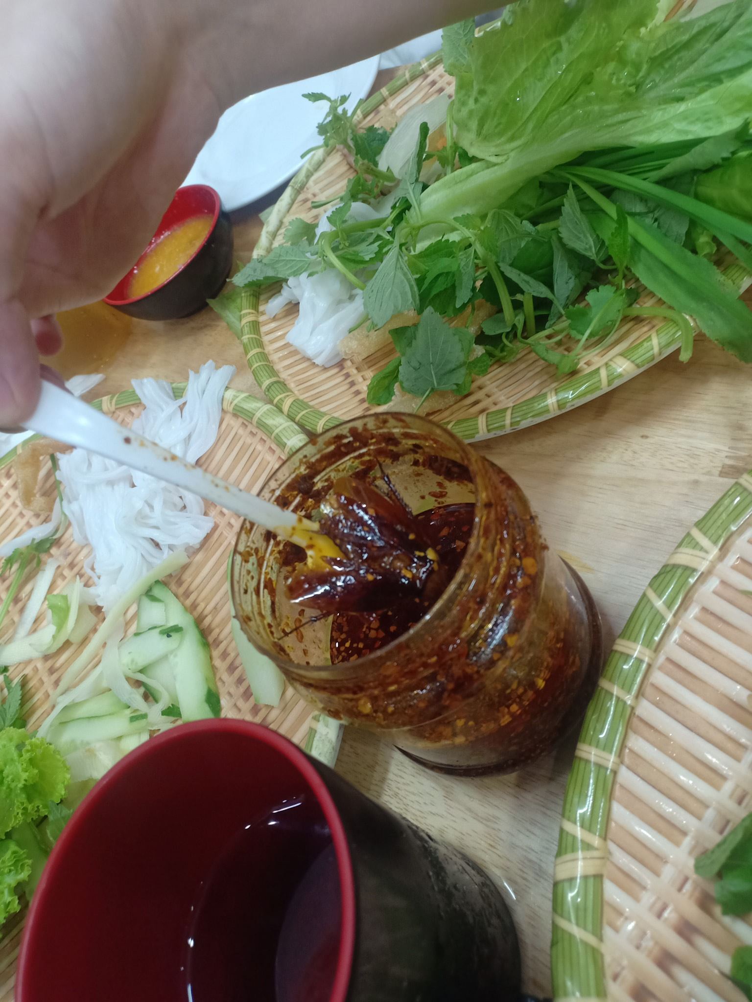 Cô gái hốt hoảng phát hiện con gián trong hũ sa tế