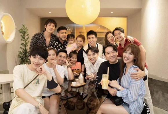 Nhóm bạn thân Trấn Thành tụ họp nhưng vắng mặt Ali Hoàng Dương Nhóm bạn thân Trấn Thành tụ họp nhưng vắng mặt Ali Hoàng Dương