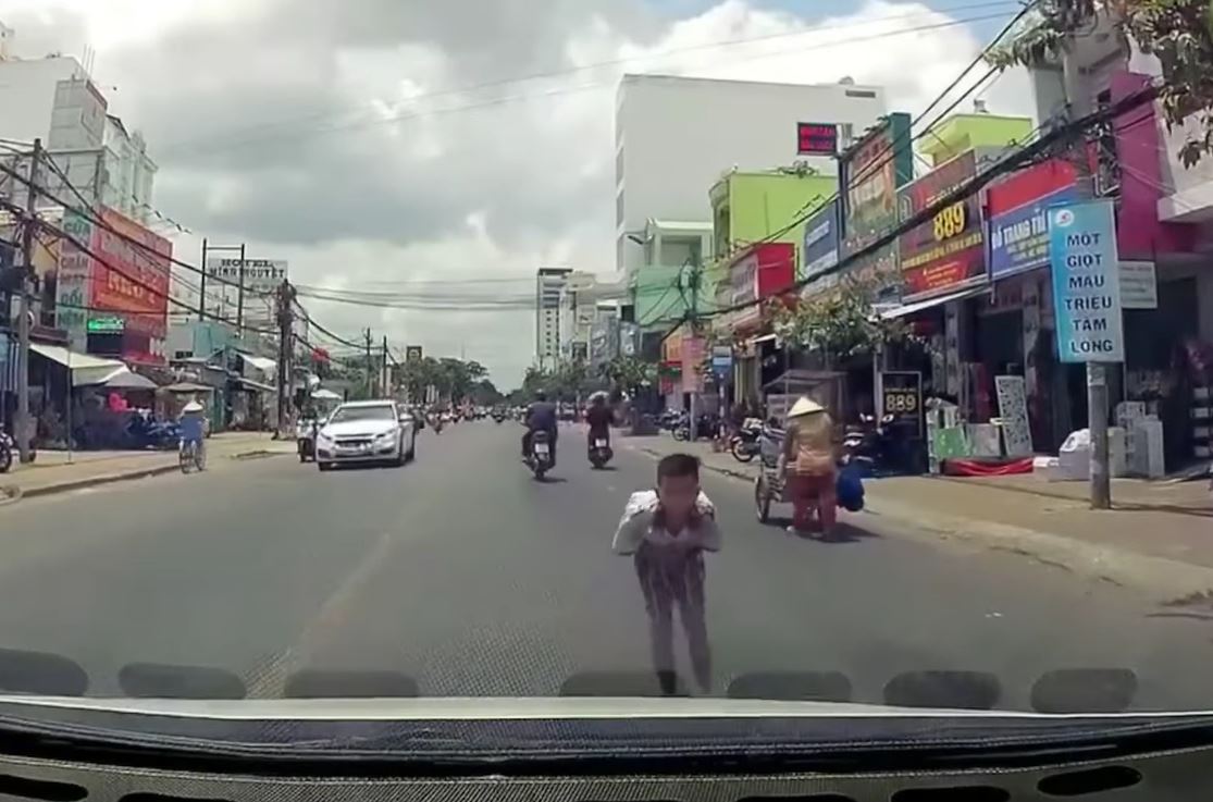 Cậu bé cúi đầu cảm ơn người tài xế Cậu bé cúi đầu cảm ơn người tài xế