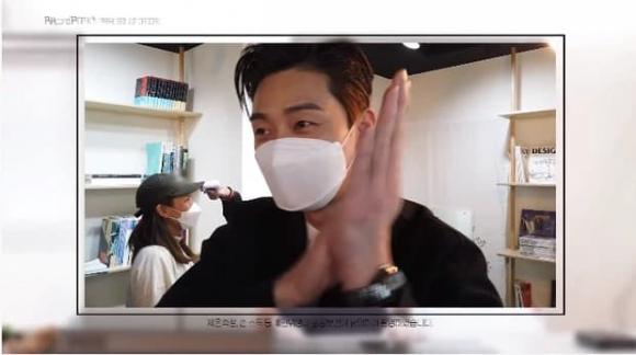 … khá giống với Park Seo Joon … khá giống với Park Seo Joon