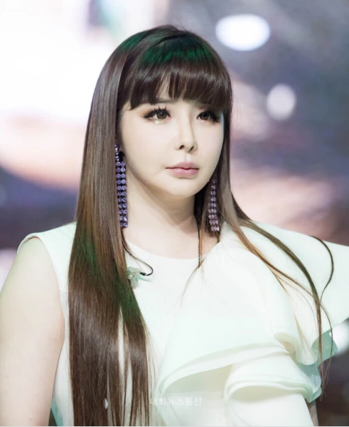 Nhiều người cảm thấy thương nữ idol vì cho rằng cô bị biến đổi nhan sắc vì bệnh tật Nhiều người cảm thấy thương nữ idol vì cho rằng cô bị biến đổi nhan sắc vì bệnh tật