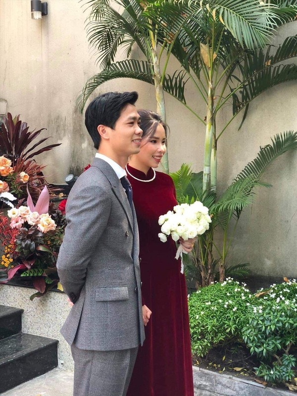 Công Phượng hạnh phúc viên mãn bên cạnh Viên Minh. (Ảnh: BĐĐS) Công Phượng hạnh phúc viên mãn bên cạnh Viên Minh. (Ảnh: BĐĐS)